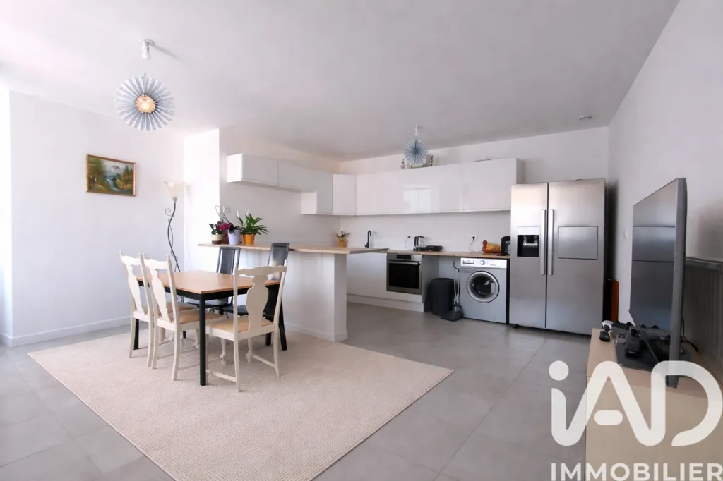 Kitchen - Refurbished 4-Piece Apartment in City Centre