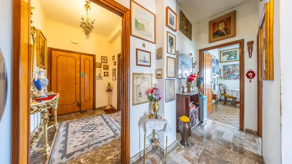 Esik - Apartment with Balconies in Central Rome