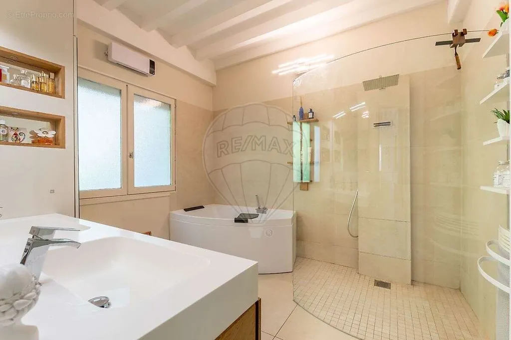 Vannitoad - Six-Bedroom House with Garage in Menton