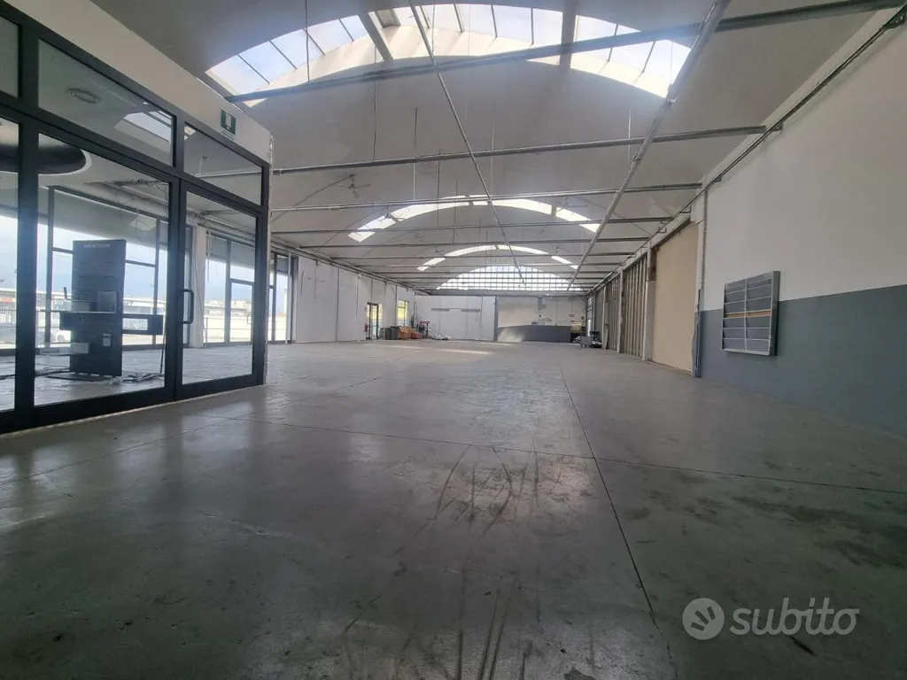 Pièces - Industrial Warehouse with Parking in Pistoia