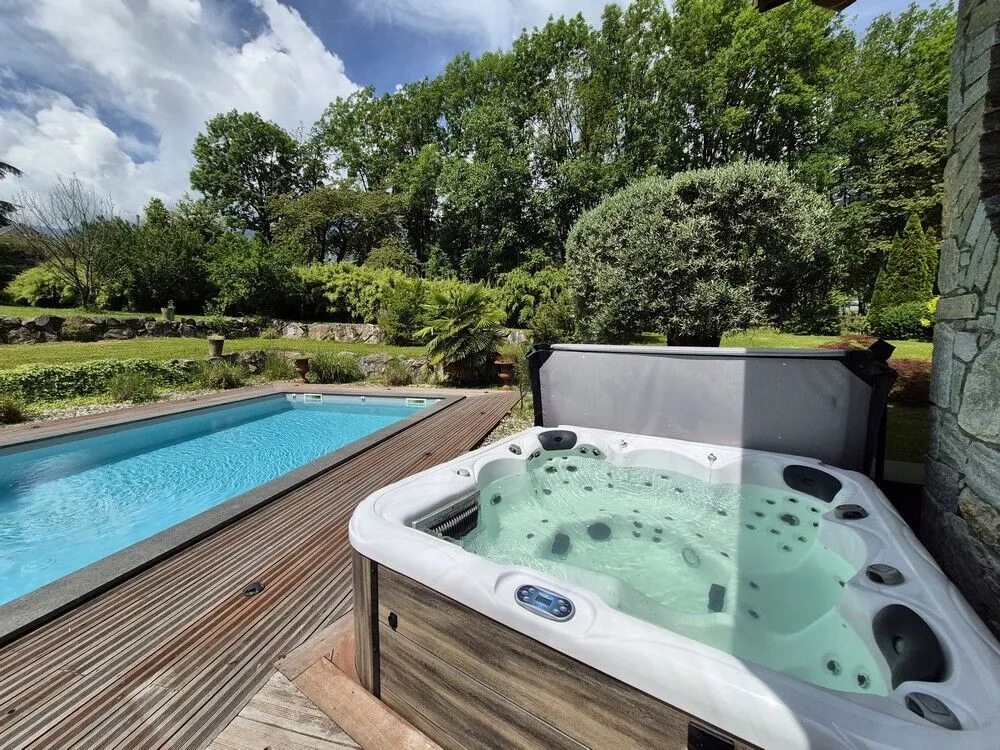 Bassein - Luxury Property with Pool near Albertville
