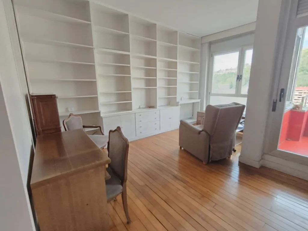 Office - Reformable Flat with Guggenheim Views in Abando