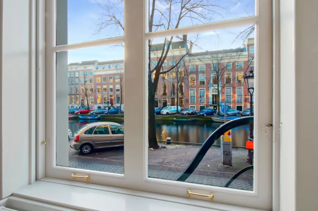 Toad - 17th-Century Canal-View Apartment in Amsterdam