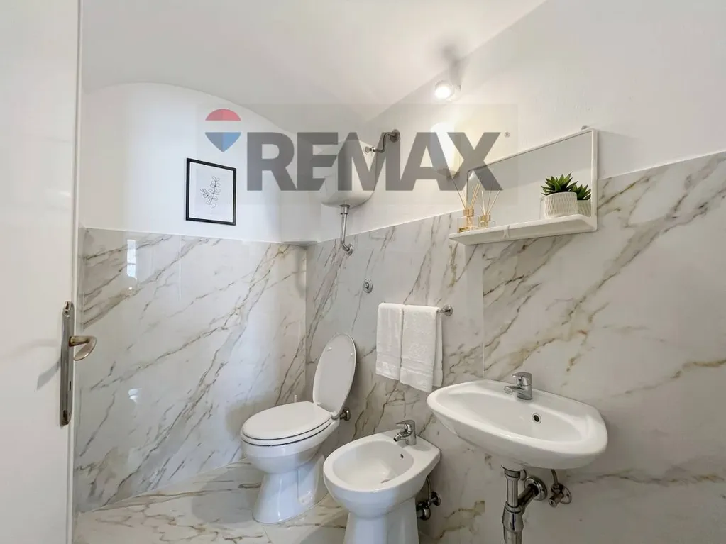 Salles de bain - Commercial Space with Conversion Potential in Manziana
