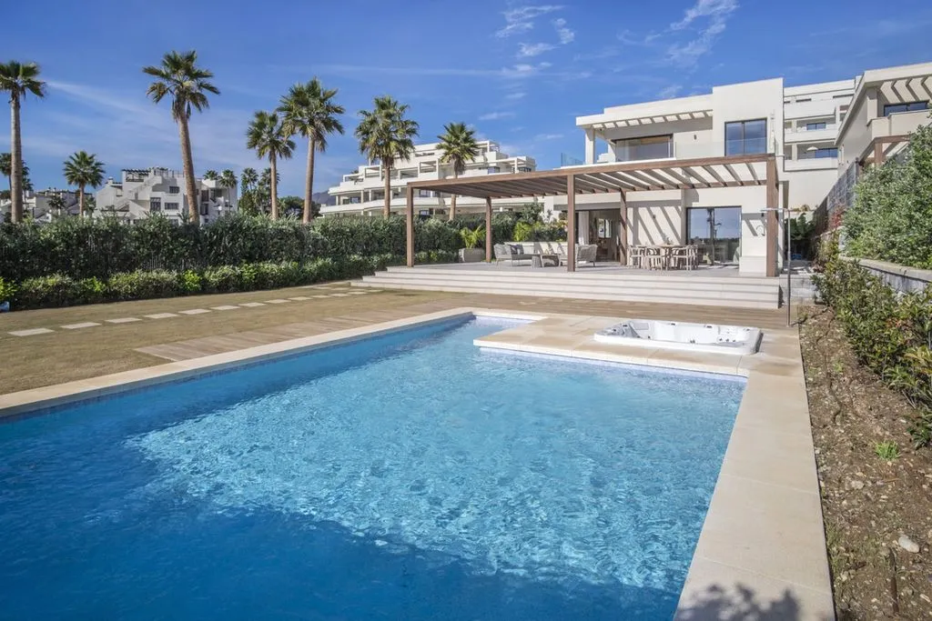Bassein - Beachfront Villa with Pool in Estepona