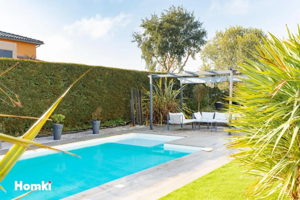 Bassein - Contemporary Villa with Pool in Flourens