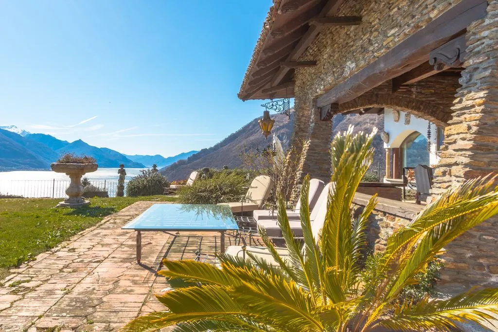 Terrasse - Luxury Villa with Lake View in Dongo