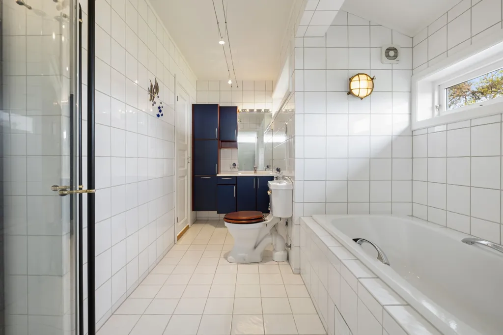 Salles de bain - Architectural Detached House with Private Pier in Groos