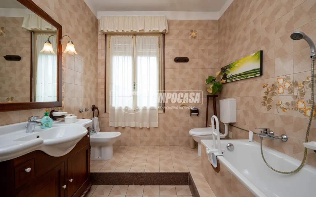 Salles de bain - Quadrilocale with Triple Exposure in Sassuolo