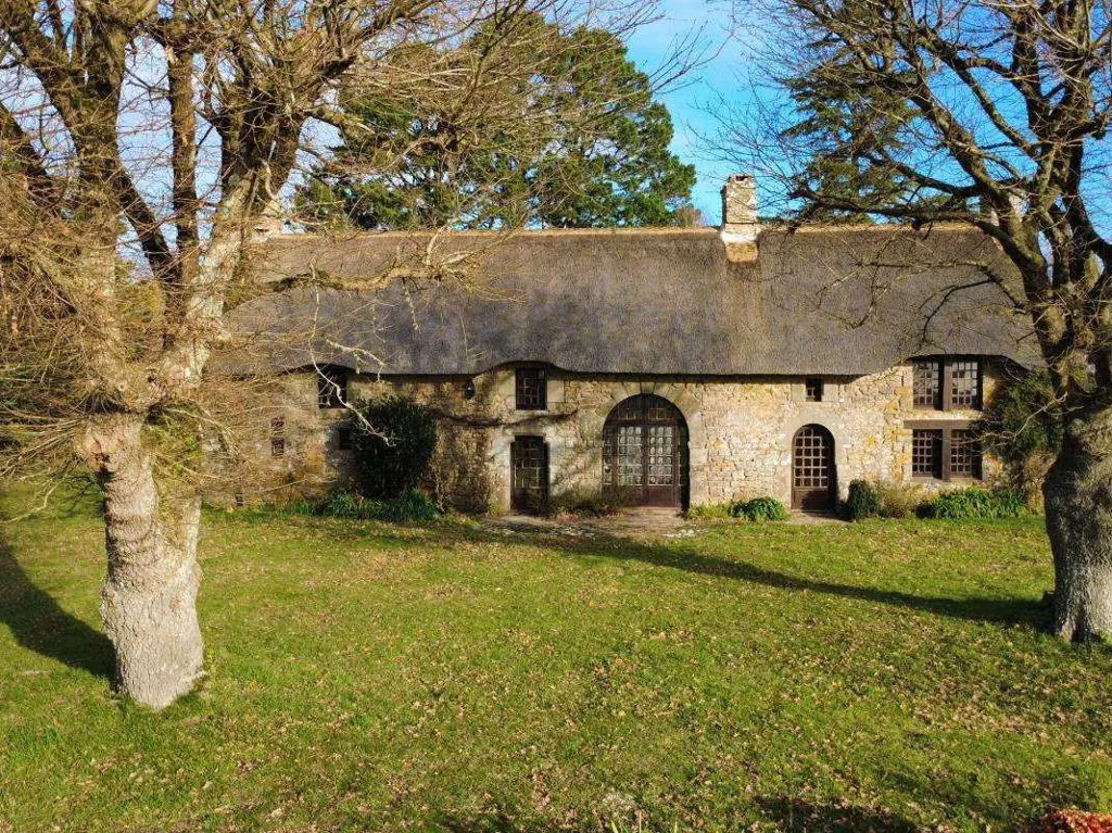 Välivaade - Thatched Cottage with Breton Charm in Plougoumelen