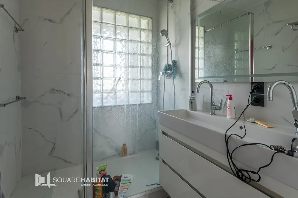 Bagni - Fully Renovated 3-Bedroom Flat in Dieppe