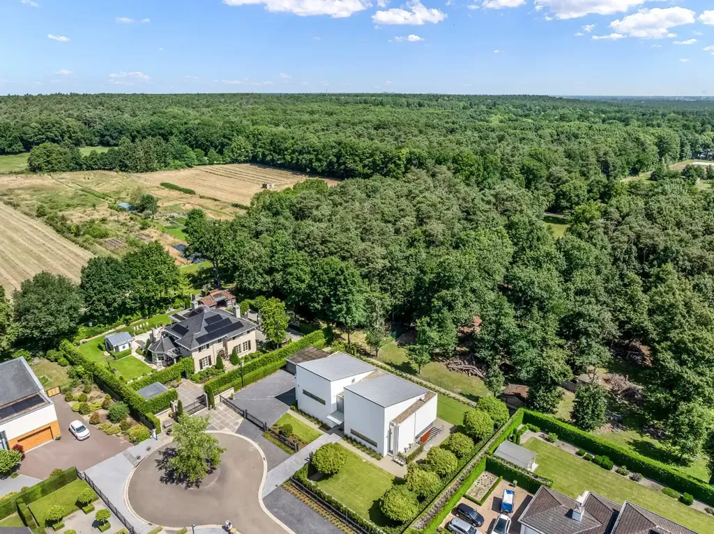 Vue aérienne - Villa Luxueuse avec Piscine Intérieure à Lanaken