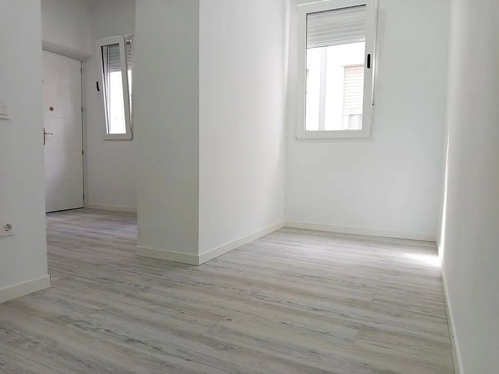 Pièces - Modernised 1-Bed Flat with Balcony in Trafalgar