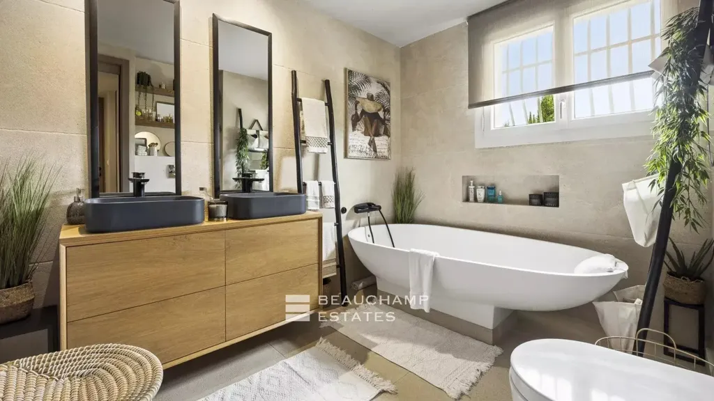 Vannitoad - Contemporary Villa with Hill Views in Mougins