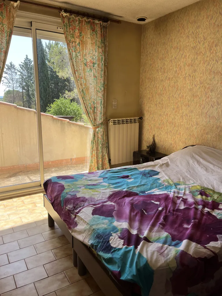 Bedrooms - 6-Bedroom House with Pool on Wooded Plot in Calm Area