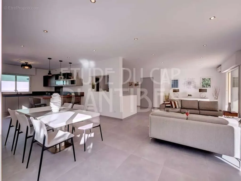 Salle à manger - Villa Luxueuse avec Piscine à Antibes