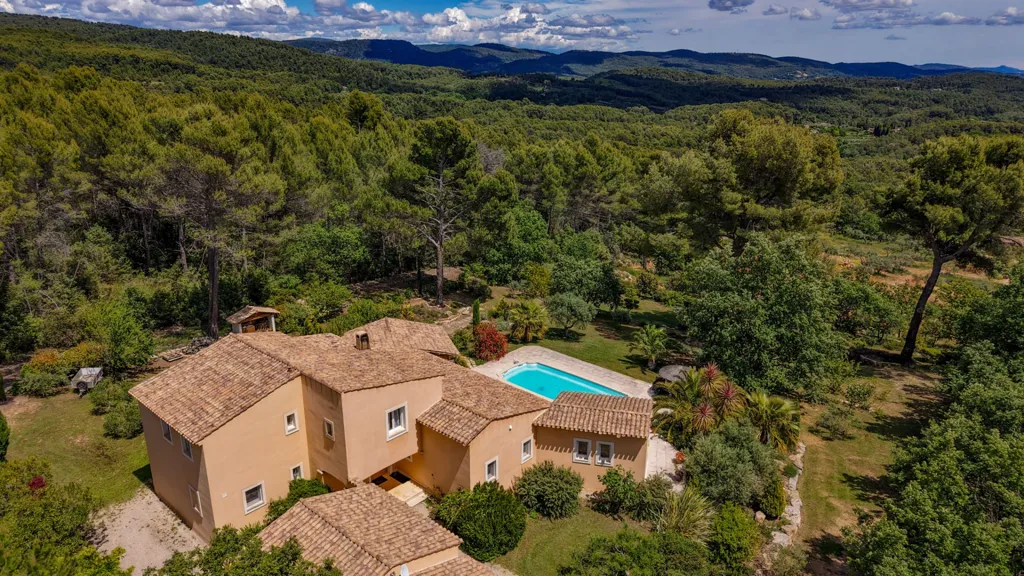 Vue aérienne - Propriété avec Piscine et Jardin Paysager à Flayosc