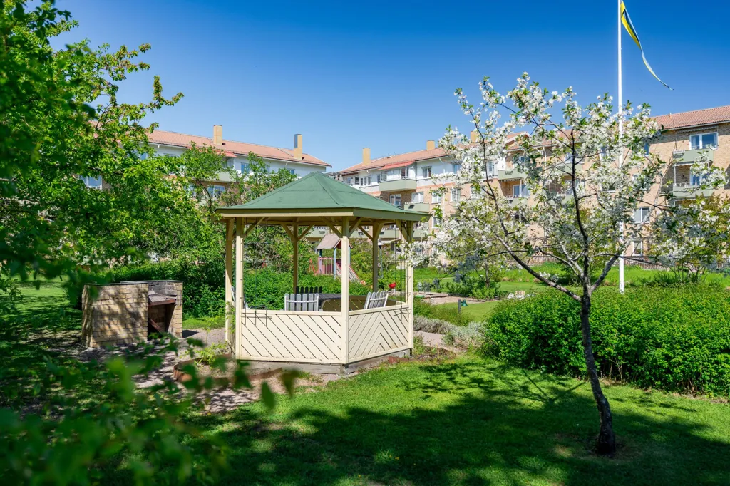 Giardino - Charming Through-Flat with South-West Balcony in Luthagen