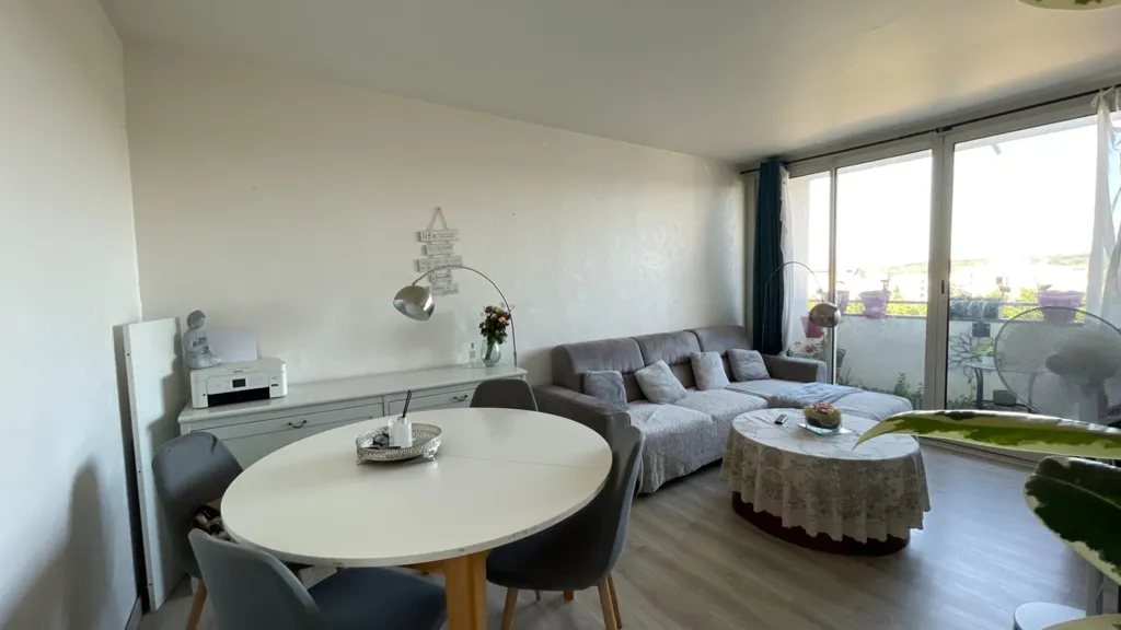 Living Room - Bright 3-Bed Flat with Balcony in Les Clayes-sous-Bois