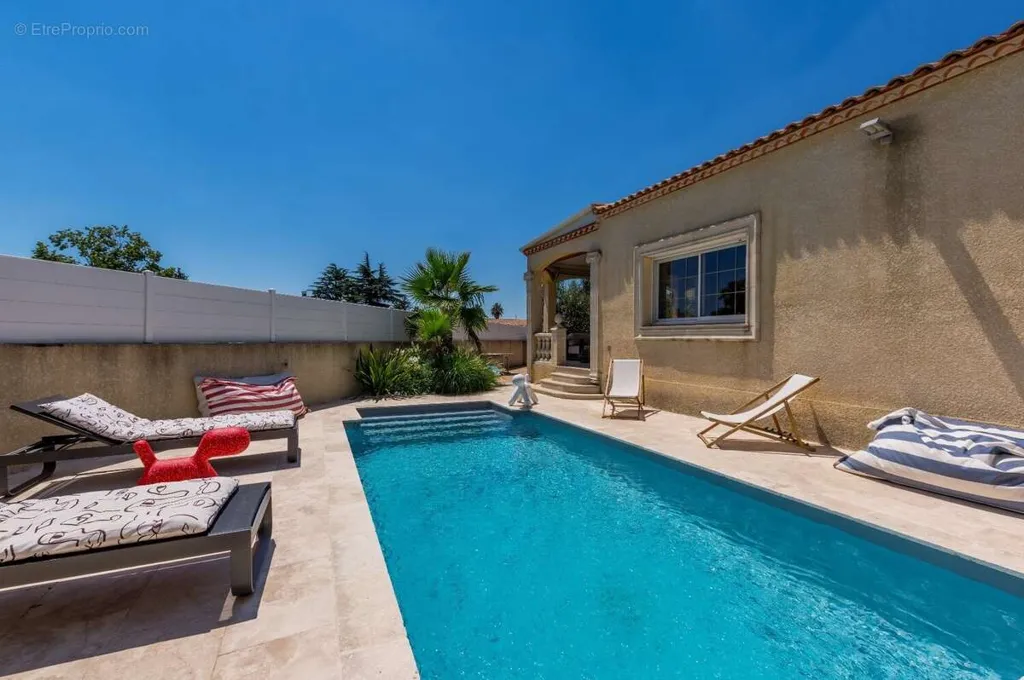 Pool - Villa with Pool and Jacuzzi in Residential Area