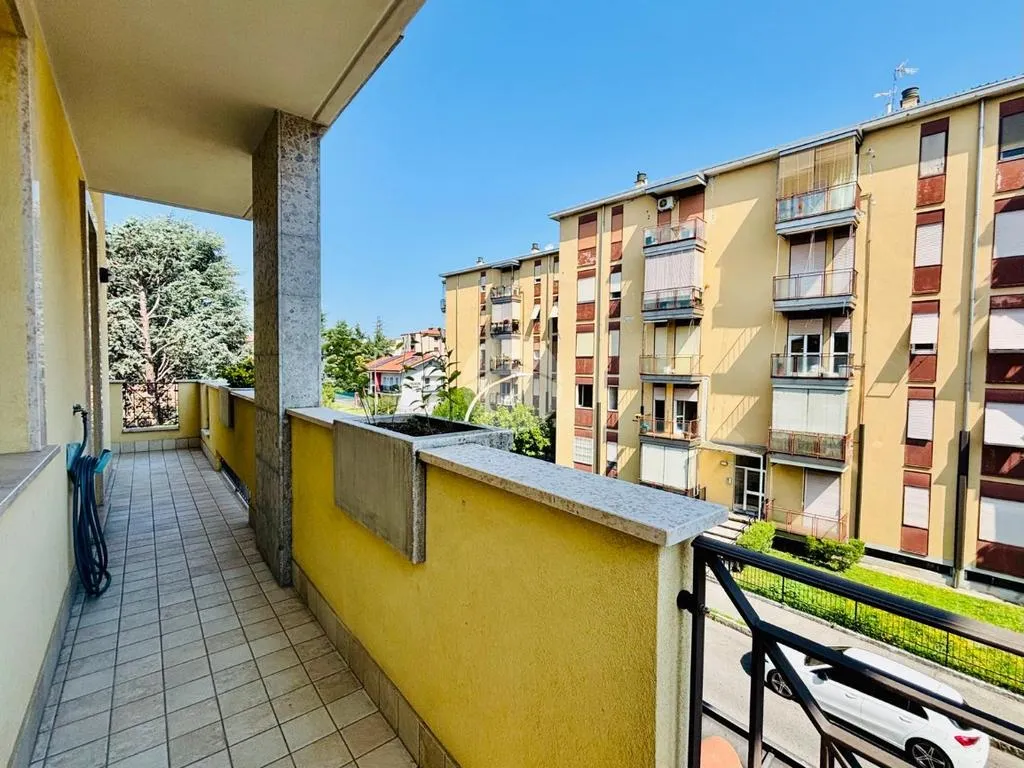 Balcon - Three-Bedroom Apartment with Terraces in Monza