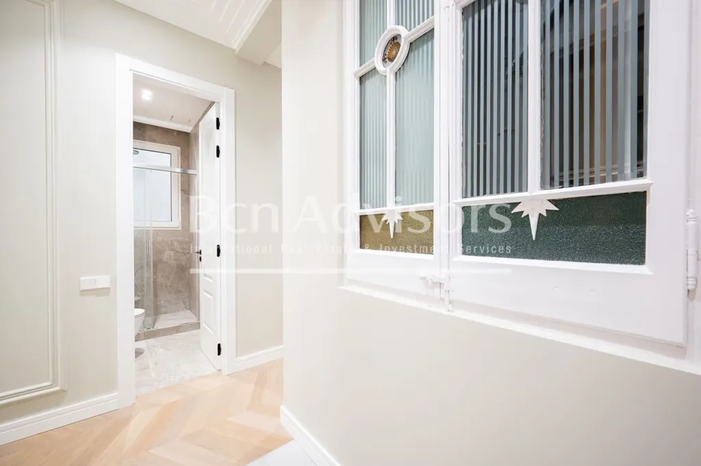 Esik - Refurbished Apartment with City Views in Dreta de l'Eixample