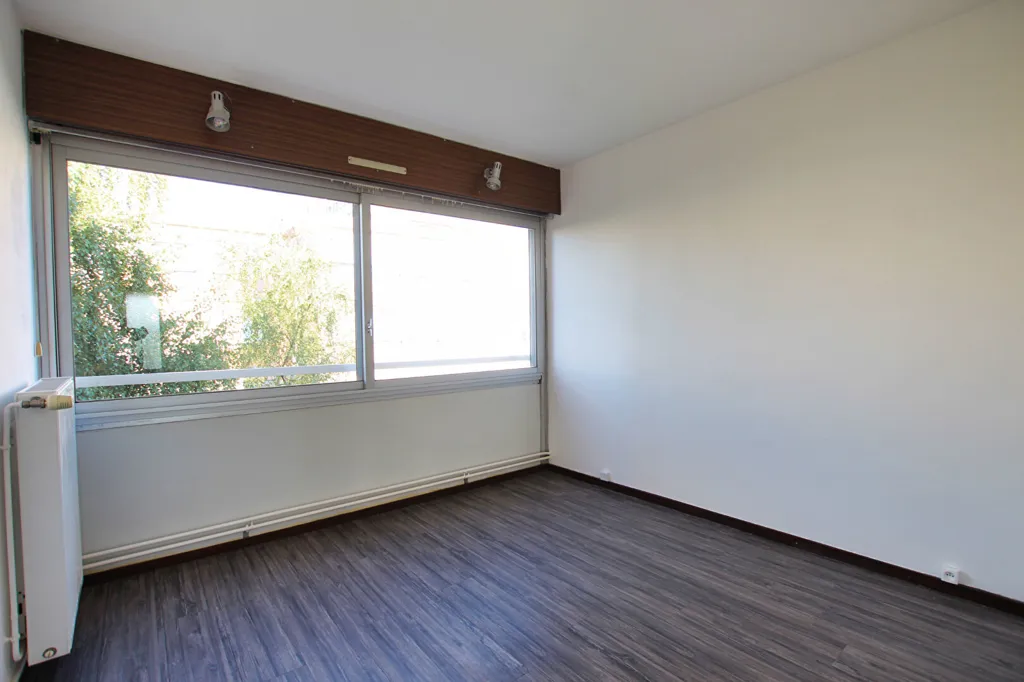 Pièces - Appartement T4 avec Balcon à Saint-Priest