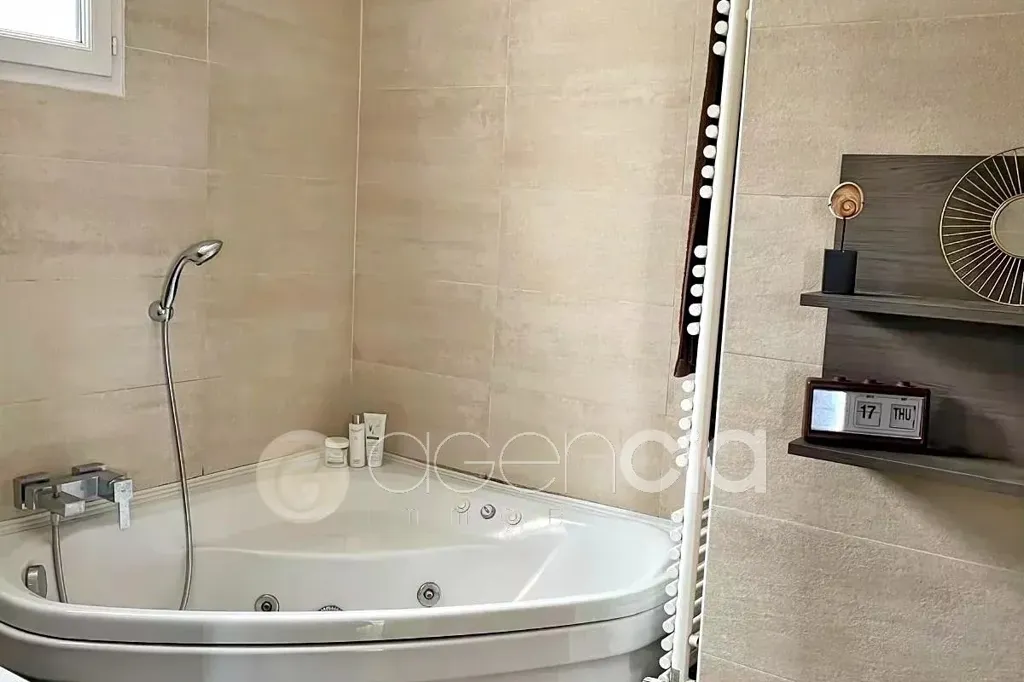 Bathrooms - Penthouse Villa with Pool in Cannes