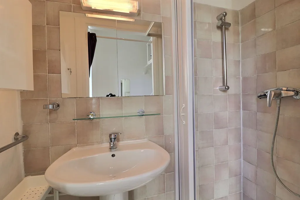Salles de bain - Studio Meublé près de la Médiathèque à Albi