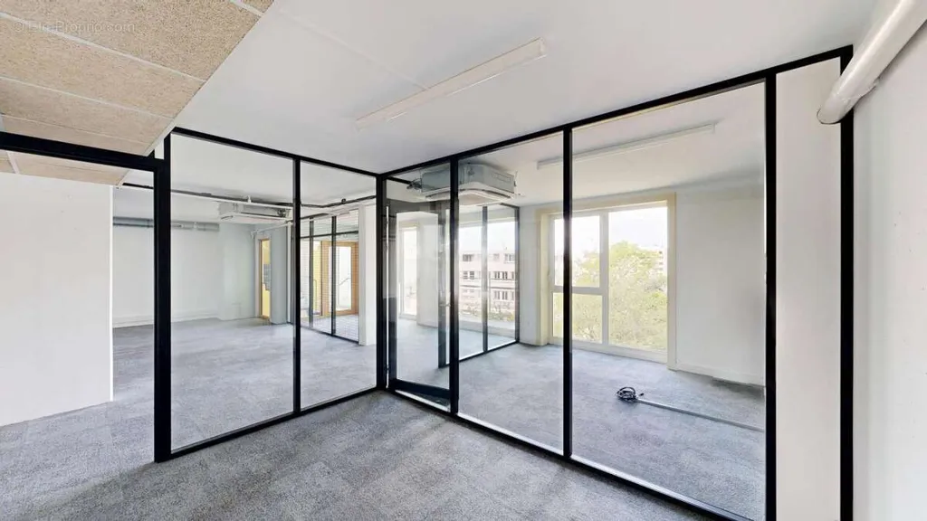 Kabinet - Office Building with Terraces in Vanves