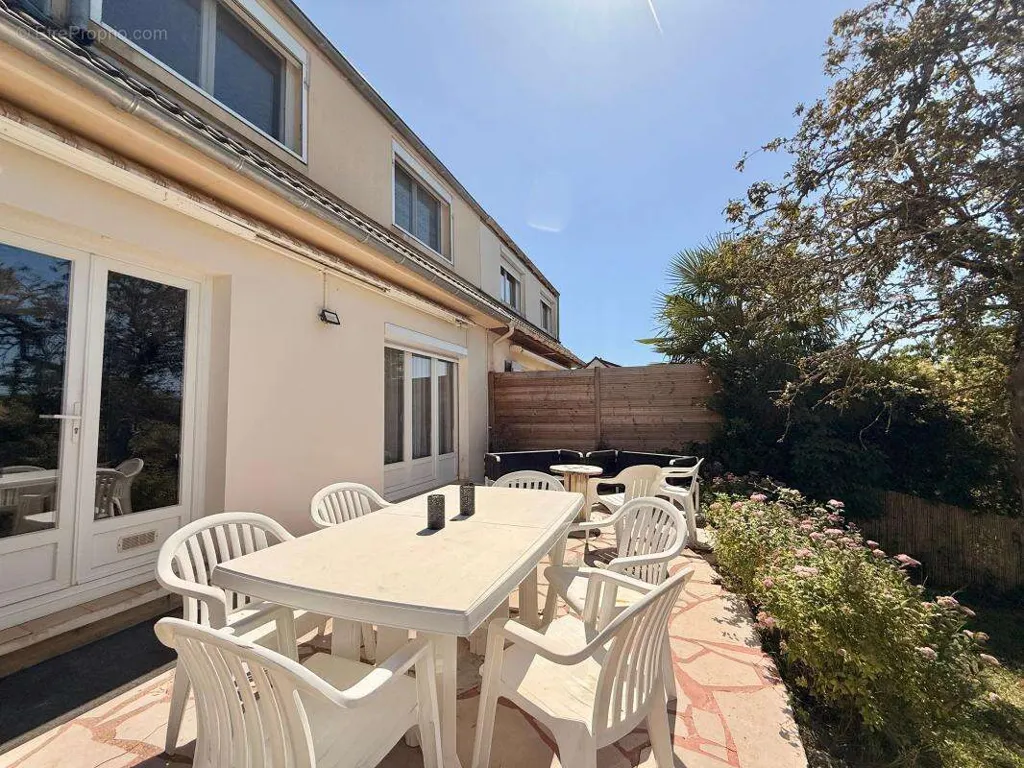 Terrass - Bright Semi-Detached House with Garden in Genlis