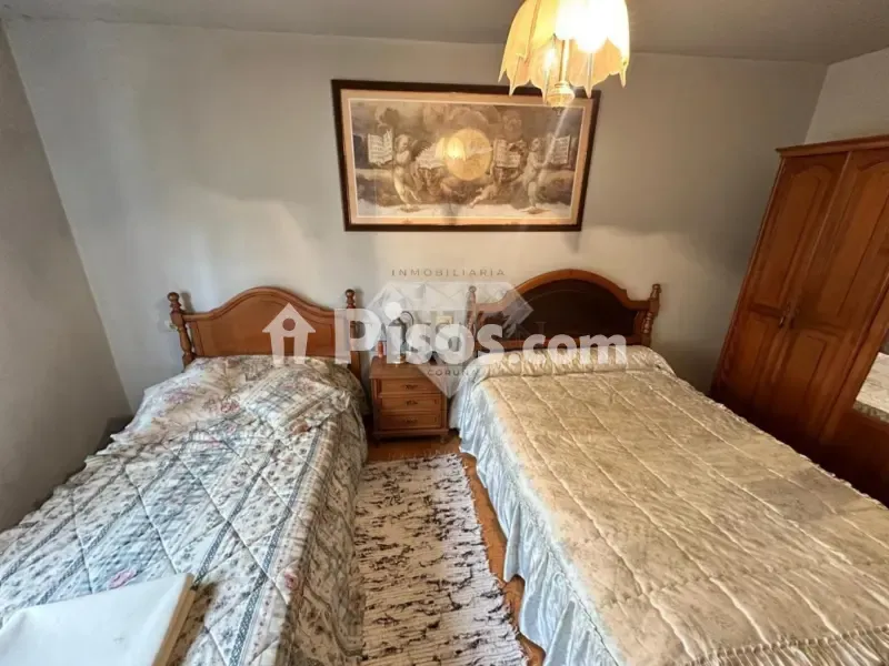 Chambres - Two-Storey House with Solar Panels in A Cañiza