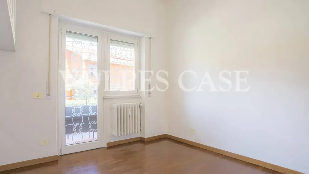 Pièces - Partially Furnished Flat with Balcony in Rome