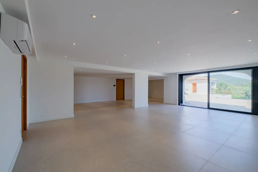 Séjour - Villa Contemporaine avec Vue Panoramique sur la Mer à Sainte-Maxime