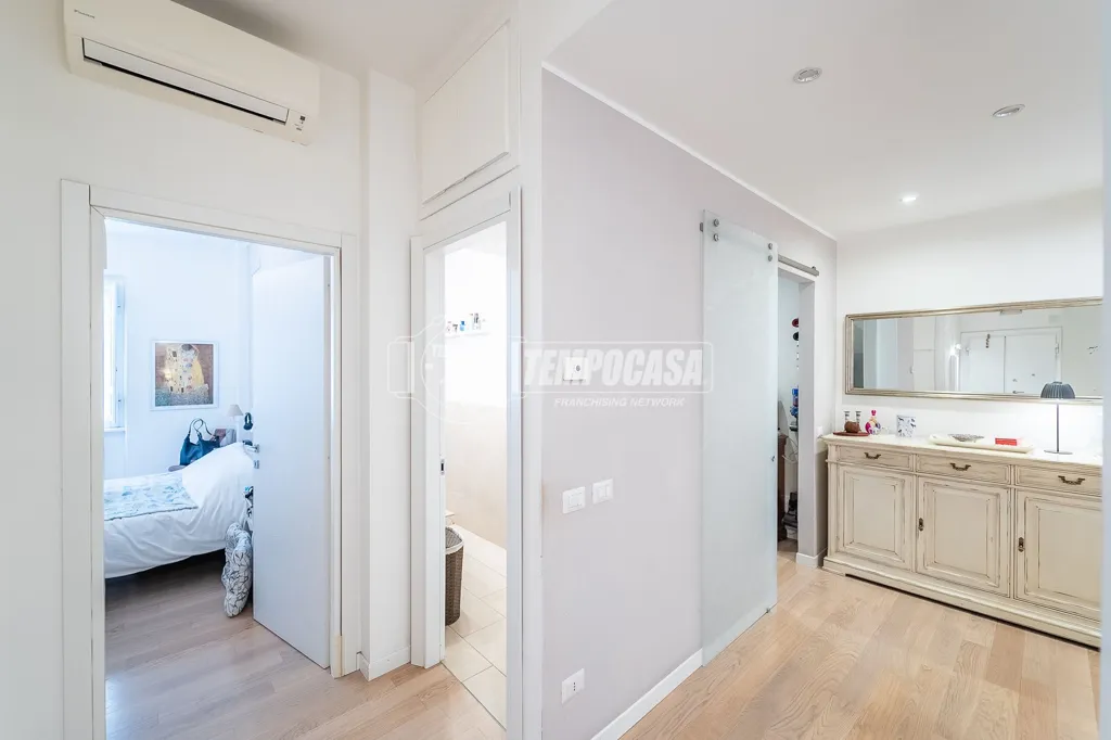Esik - Ristruttured Flat with Balcony in Nomentano, Rome