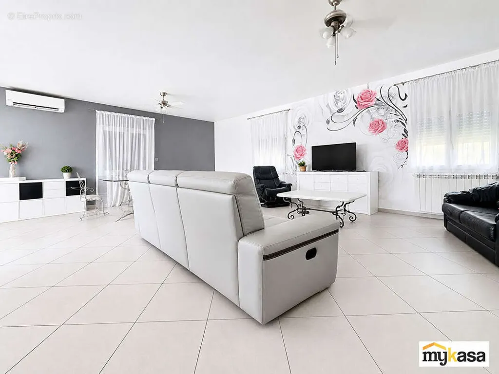 Elutuba - Mixed-Use Property with Garden in Istres