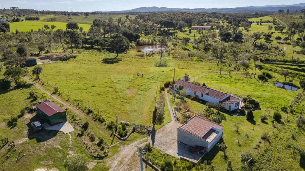 Vue aérienne - Equestrian Villa with Water View in Beja District