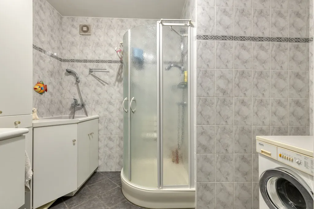 Salles de bain - Appartement avec Terrasse et Garage à Schoten