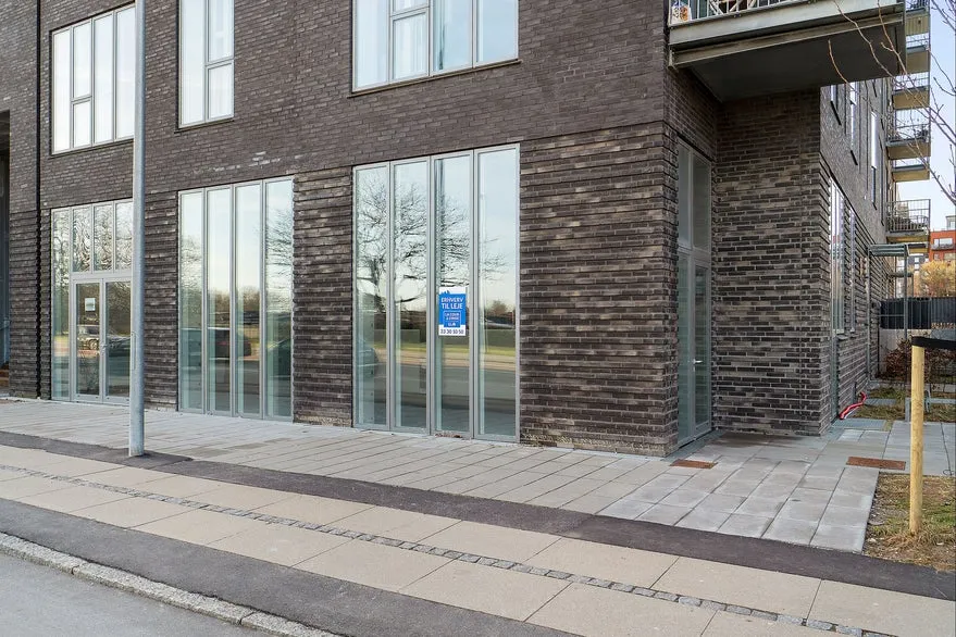 Esterno - Commercial Space with High Windows on Amager Strandvej