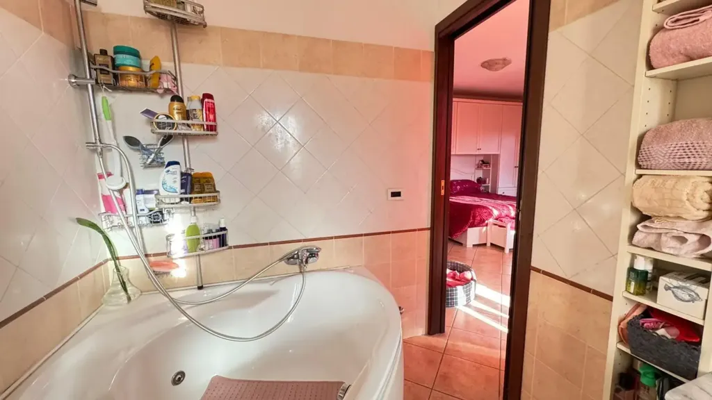 Salles de bain - Rustic Villa with Terraces in Guidonia Montecelio