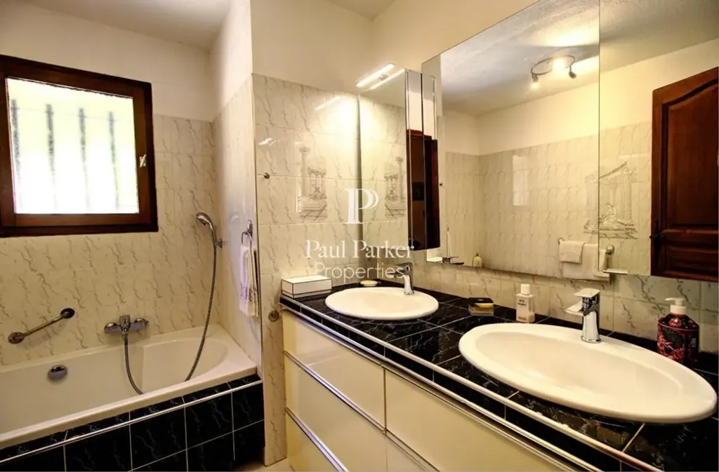 Bathrooms - Single-Storey Villa with Pool in Mougins Centre