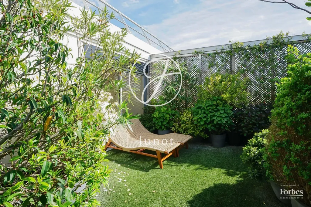 Garden - Penthouse with Eiffel Tower View in Paris 75116