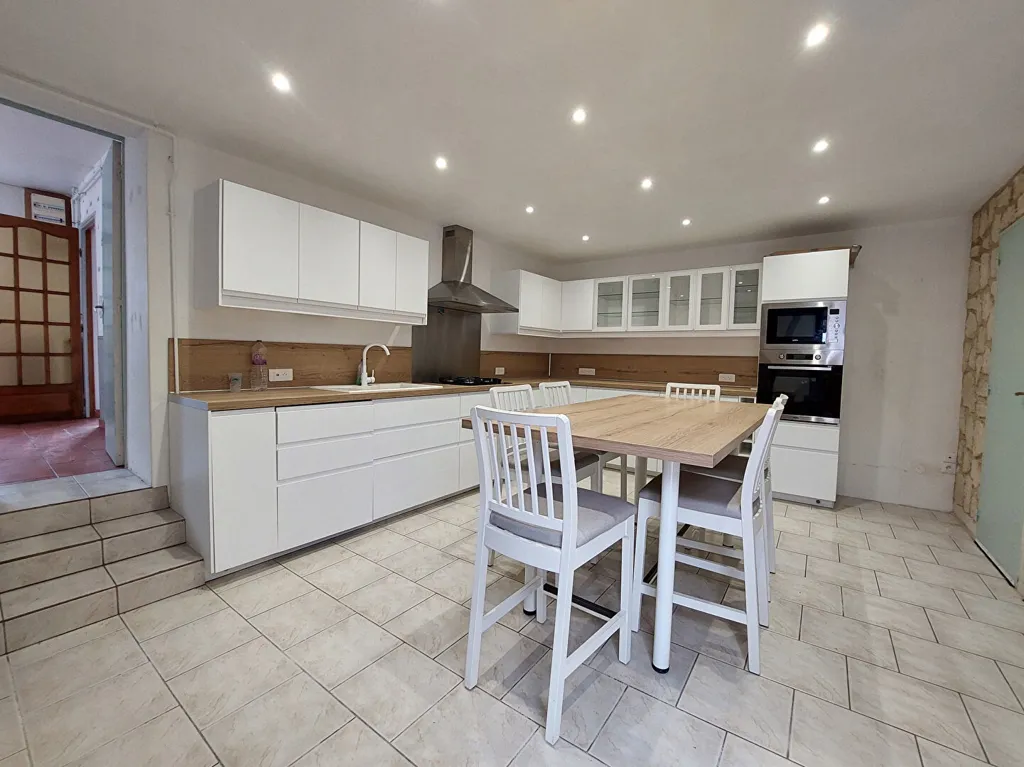 Kitchen - Spacious House with Garden in Heudebouville