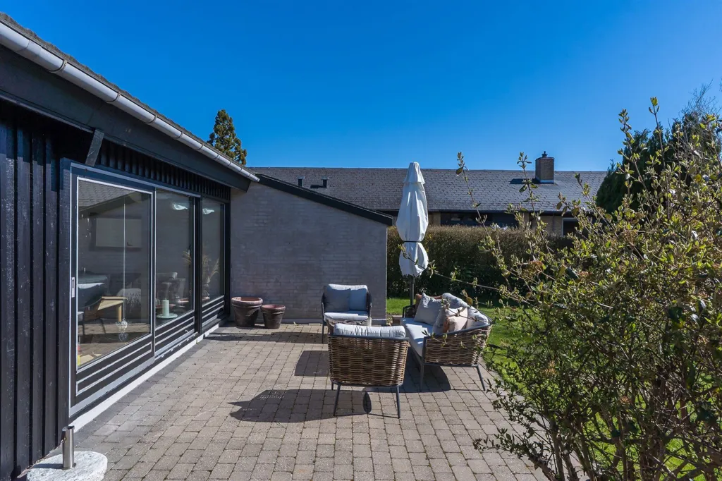 Terrazza - Fenced Villa with Garden in Farum