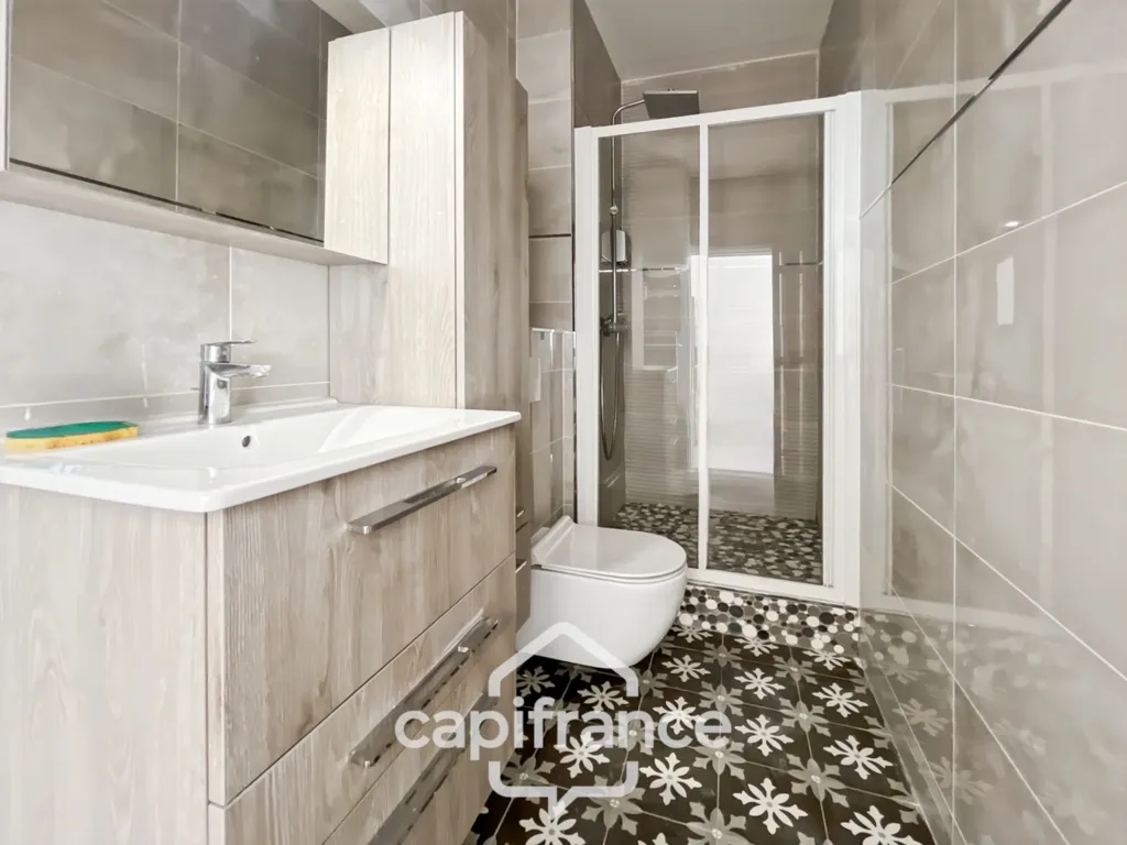 Salles de bain - Appartement Meublé 2 Pièces, Avenue Victor Hugo, Saint-Maur-des-Fossés