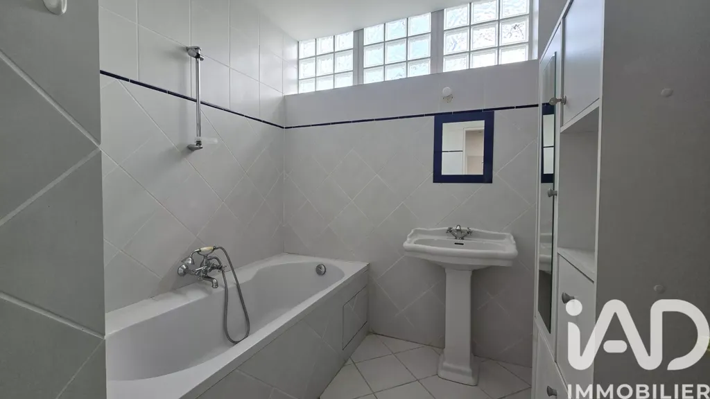 Bagni - 3-Bedroom Flat with Terrace in Vernon Centre