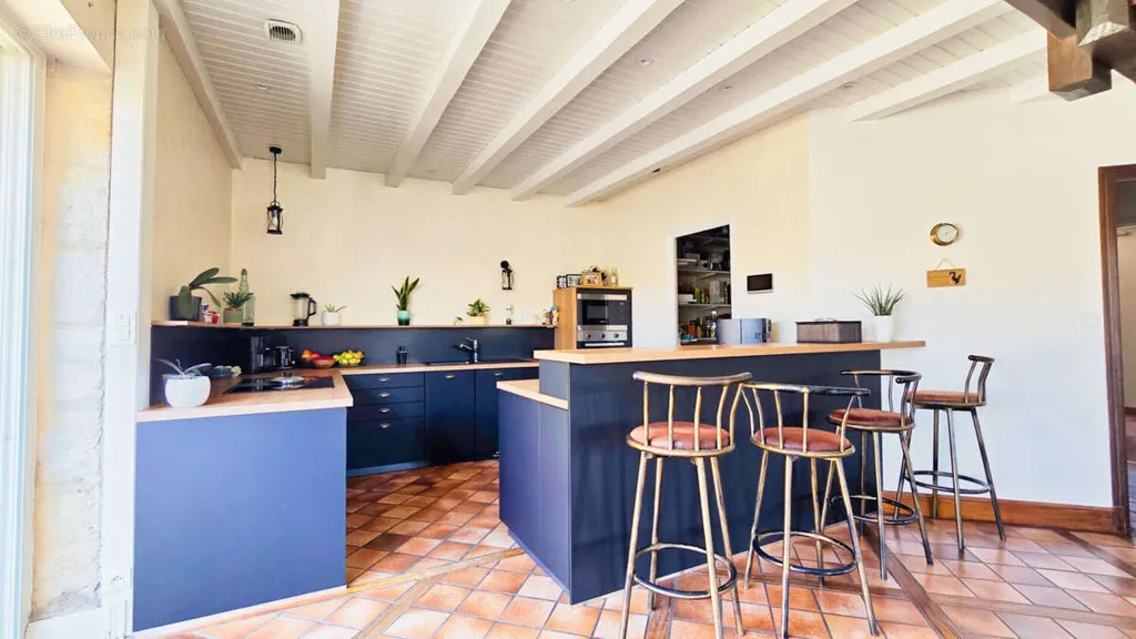 Köök - Prestigious Stone Manor with Pool in Tonnay Charente