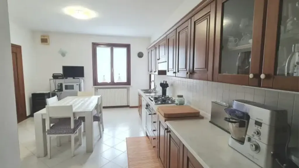 Köök - Villa with Garden and Terrace in Curtatone