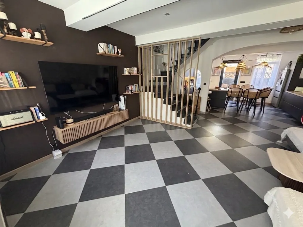 Elutuba - Contemporary Townhouse with Terrace in Bompas