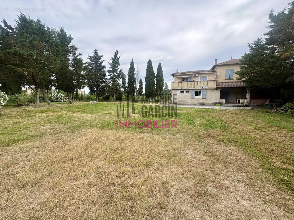 Aed - Constructible Plot with 2,000 m² in Barbentane